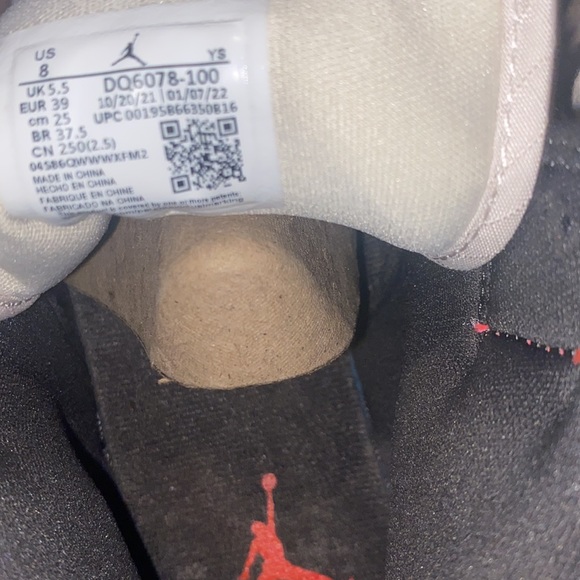 Nike Air Jordan 1 (Mid) - Picture 4 of 4